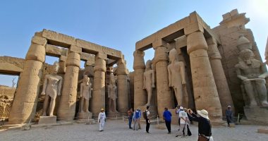 خريطة الزيارات السياحية المبهجة من حول العالم فى شرق وغرب الأقصر.. سياح العالم يستمتعون بسحر الطقس الشتوى الدافئ صباحاً بين المعابد التاريخية بالأقصر.. معابد الكرنك والأقصر ومتاحف الأقصر والتحنيط شرقاً.. صور