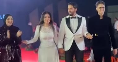 عرض أزياء إسلام سعد يجمع نجوم الفن ومى عز الدين تخطف الأنظار فى أول ظهور بعد الزواج