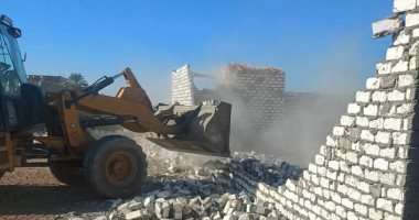 إزالة 10 حالات تعد على أراضى أملاك الدولة بقريتى عرابة أبيدوس وأولاد عليو بسوهاج