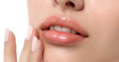 وصفات طبيعية للتخلص من تشققات الشفاه.. خطواتها سهلة وآمنة