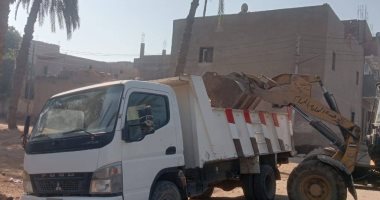 رفع 140 طن مخلفات خلال حملة مكبرة بقرية الحمام بمركز أبنوب