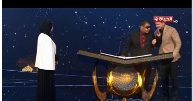 مصطفى حسنى يترك مقعدة للمتسابق الثامن بدولة التلاوة.. شوف عمل ايه
