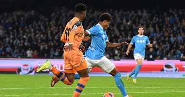 نيريس لحظة تسجيل أحد أهداف نابولي الثلاثة