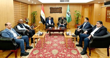 وزير الإسكان ومحافظ الفيوم يتابعان الموقف التنفيذى مشروعات حياة كريمة