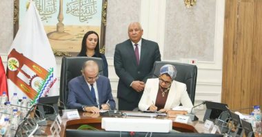 وزيرة التضامن ومحافظ الوادى الجديد يشهدان توقيع عقد تمليك أرض وقف النخيل 