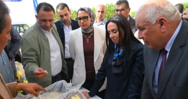 وزيرة التضامن تتفقد مشروع مزرعة الوقف الخيرى بقرية المنيرة بالوادي الجديد