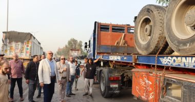 محافظ القليوبية يتابع رفع تريلا سقطت فى ترعة بطوخ