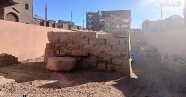 بين المنازل فى قوص.. حكاية أطلال معبد بطلمى يكشف تاريخ آلاف السنين.. قصة تنطق بتاريخ كان هنا يومًا ما.. يعود إنشاؤه إلى عهد بطليموس الحادى عشر عام 116 ق.م.. واستمر بناء المعبد مدة 150 عاما.. صور