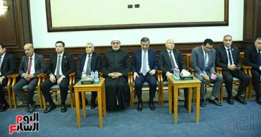 وزراء وكبار رجال الدولة يقدمون واجب العزاء لوزير التموين فى والدته