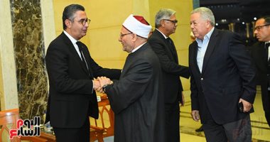 عدسة اليوم السابع ترصد تلقى وزير التموين العزاء فى والدته بمسجد المشير طنطاوى
