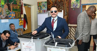 أمين عام حزب مصر الفتاة يدلى بصوته في لجنته بمدينة نصر.. صور