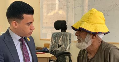 رئيس لجنة يساعد كفيف وكبار سن على الإدلاء بأصواتهم فى الزقازيق.. صور