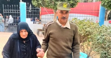 الشرطة تساعد المرضى وكبار السن أثناء التصويت بانتخابات النواب فى الشرقية