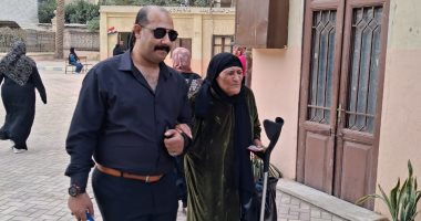 اللجنة المشرفة على الانتخابات تساعد كبار السن فى الإدلاء بأصواتهم 