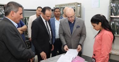 محافظ بني سويف يطمئن على صحة رضيعة مصابة بنقص هرمون الغدة الدرقية