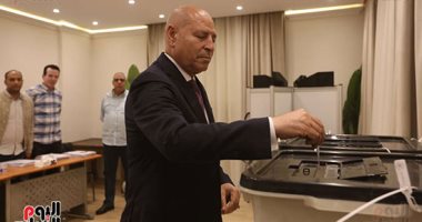 محافظ القاهرة يدلى بصوته فى انتخابات مجلس النواب بالمعادى