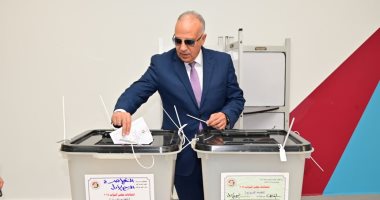 وزير الرى يدلى بصوته في انتخابات مجلس النواب