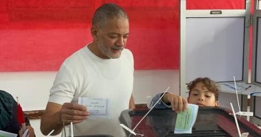 الفنان مجدى بدر يدلى بصوته فى انتخابات النواب برفقة ابنته.. صور