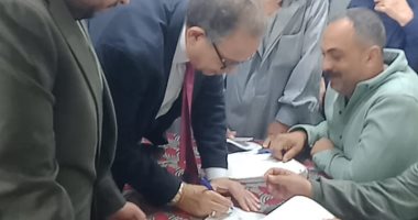 النائب طارق عبد العزيز يدلى بصوته فى انتخابات البرلمان بمسقط رأسه بالدقهلية