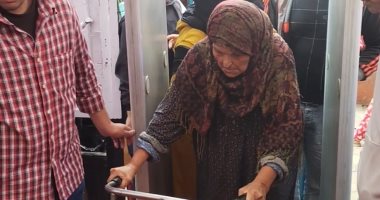 متكئة على عكازها.. مسنة تشارك بانتخابات مجلس النواب فى شبين القناطر.. صور