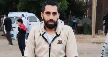 على عكازه.. ناخب يتحدى الإصابة ويشارك فى انتخابات مجلس النواب بالشرقية