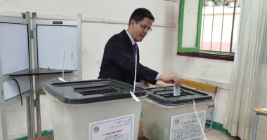 رئيس جامعة بنها يدلى بصوته فى انتخابات مجلس النواب