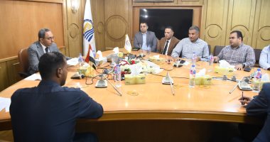 محافظ قنا يبحث 120 شكوى لمواطنين ويقدم حلولا عاجلة