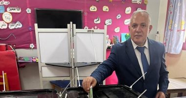 وزير الرى السابق يدلى بصوته فى انتخابات النواب بالمعادى ويؤكد أهمية المشاركة
