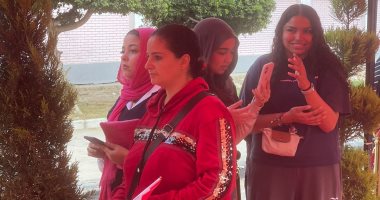 ناخبة بعلم مصر تنتظر المشاركة فى انتخابات النواب أمام لجنة بالتجمع الخامس.. صور