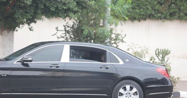 بأعلام مصر وصور الرئيس السيسى.. تجمعات للناخبين بمحيط لجان مدرسة بمصر الجديدة