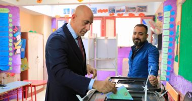 وزير التعليم يدلى بصوته فى انتخابات النواب بمدرسة رشيد الابتدائية بمصر الجديدة