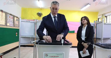 وزير البترول يدلى بصوته فى الانتخابات البرلمانية بالتجمع الخامس