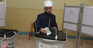 وزير الأوقاف يدلى بصوته فى الانتخابات البرلمانية بالتجمع الخامس 