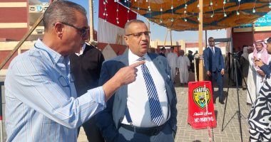 سيدات تستقبل محافظ جنوب سيناء بالزغاريد خلال تفقد اللجان الانتخابية.. صور