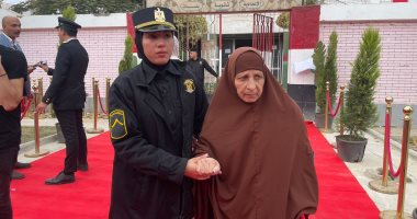 ضابطة شرطة تساعد مسنة على الوصول إلى لجنتها الانتخابية فى التجمع الخامس.. صور