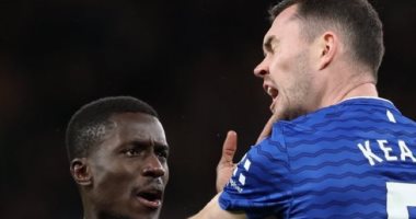 مشاجرة بين إدريسا جاي ومايكل كين