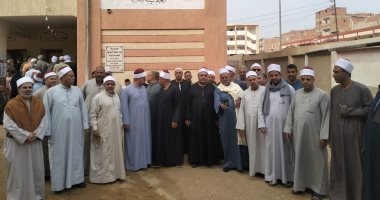 رجال الأوقاف يدلون بأصواتهم فى انتخابات مجلس النواب بمدارس شبرا النخلة ببلبيس