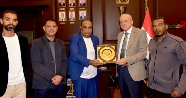 محافظ الأقصر يستقبل وفد أهالى البياضية.. ويؤكد: استمرار جهود التنمية والتطوير