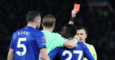 لحظة طرد لاعب إيفرتون إدريسا جاي