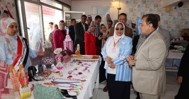 رئيس جامعة قنا يفتتح المعرض الثالث لوحدة التضامن بعنوان من "بيتنا لبيتكم"