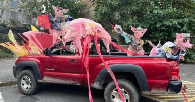 معرض مجتمعى يحول السيارات إلى منصات فن غير تقليدية فى هارلم.. صور