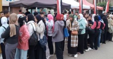 كبار وشباب وسيدات وفتيات يسطرون ملحمة وفرحة شعبية في المرحلة الثانية لانتخابات مجلس النواب.. أعلام وأغانى وطنية بمحيط اللجان.. سيدة بالشرقية من ذوى القدرات الخاصة: شاركت فى الانتخابات بعد رسالة الرئيس