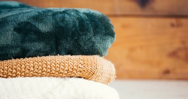 بطانيتك قديمة؟.. 6 حيل هتساعدك على تحويلها لقطع شتوية أنيقة