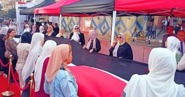 بعلم مصر.. حشود نسائية أمام لجنة بالزقازيق في ثاني أيام انتخابات النواب