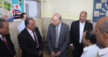 محافظ المنيا يتفقد مدرسة الثانوية الزراعية لرفع كفاءة مشروعات الإنتاج الحيوانى والألبان