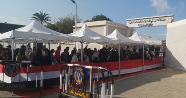 تزايد أعداد المواطنين أمام لجان السيدة زينب للتصويت بانتخابات النواب.. صور