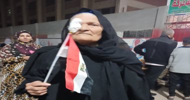رغم الجراحة.. مسنة 77 عامًا تصر على التصويت بمدرسة العصلوجى بالزقازيق
