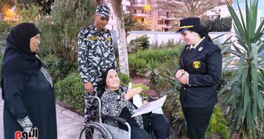 مسنة تدلى بصوتها على كرسى متحرك.. وتؤكد: بنزل فى كل انتخابات تمس وطني وأهلى.. فيديو