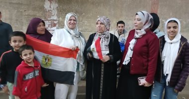 سيدات الشرقية يحرصن على المشاركة فى انتخابات مجلس النواب بصحبة أطفالهن