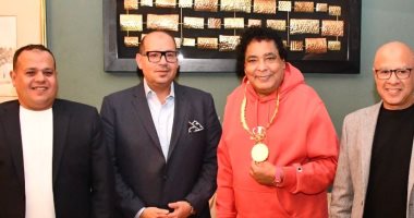 الكينج سفيرا للجنة الأولمبية.. ياسر إدريس يهدى محمد منير قلادة العظماء